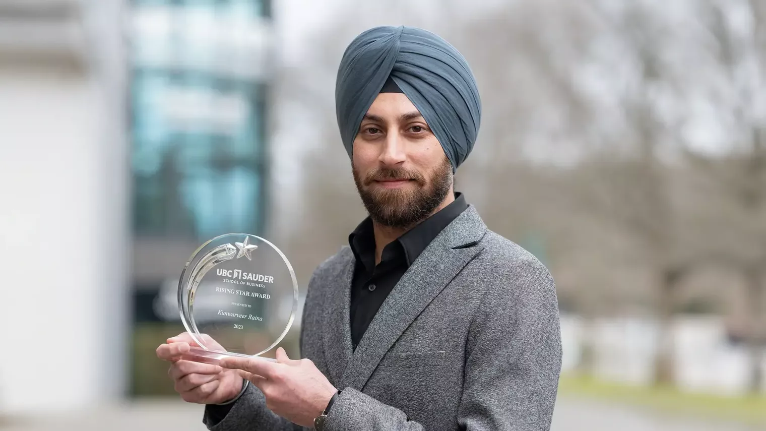 employee with an award 